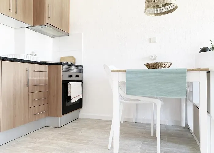 Seaview - 10 Min. Beach, Private Condo, Pool, Grill & Free Parking *