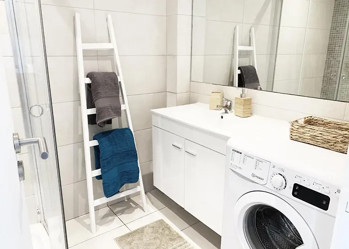 Апартаменти Seaview - 10 Min. Beach, Private Condo, Pool, Grill & Free Parking