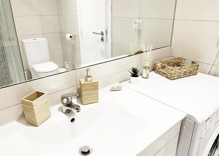 Апартаменти Seaview - 10 Min. Beach, Private Condo, Pool, Grill & Free Parking