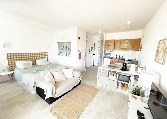 Апартаменти Seaview - 10 Min. Beach, Private Condo, Pool, Grill & Free Parking Албуфейра