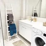 Апартаменти Seaview - 10 Min. Beach, Private Condo, Pool, Grill & Free Parking
