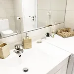 Апартаменти Seaview - 10 Min. Beach, Private Condo, Pool, Grill & Free Parking